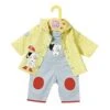 Zapf Creation 870525 - Dolly Moda 39-46 Cm - Latzhose Mit Regenjacke 1 Zapf Creation 870525 - Dolly Moda 39-46 Cm - Latzhose Mit Regenjacke -Spielzeugparadies 4001167870525 0 600x600