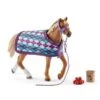 SCHLEICH 42360 - Horse Club - Englisches Vollblut Mit Decke -Spielzeugparadies 4055744012402 0 600x600