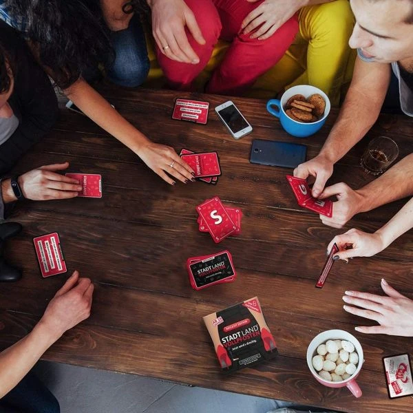 DENKRIESEN SL3009 - Kartenspiel - Stadt Land VOLLPFOSTEN - Rotlicht Edition 5 DENKRIESEN SL3009 - Kartenspiel - Stadt Land VOLLPFOSTEN - Rotlicht Edition – Bild 3